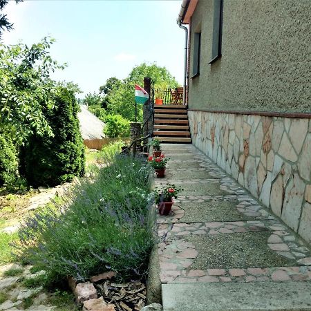 Panorama Apartman Mór Екстериор снимка